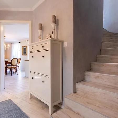 Pinia Vrbnik (Primorje-Gorski Kotar)