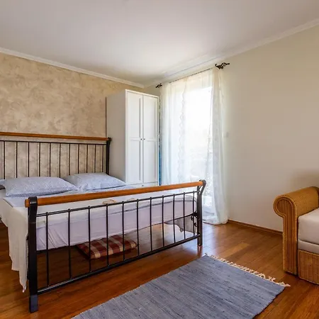 Pinia Vrbnik (Primorje-Gorski Kotar)